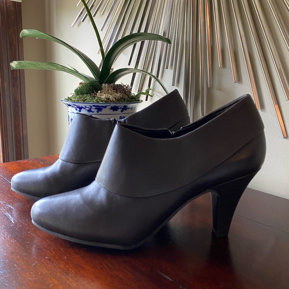 NWOT Arturo Chiang Warwick Booties